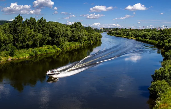Speedboot in de rivier. — Stockfoto