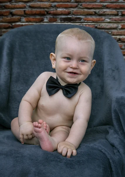 Retrato de alegre y hermoso bebé . — Foto de Stock