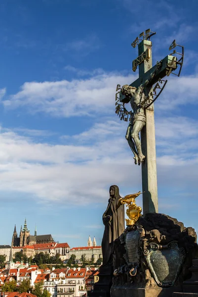 Statue des hl. Kreuzes, Kalvarienberg, in der Karlsbrücke, Prag.Tschechische Republik. — Stockfoto