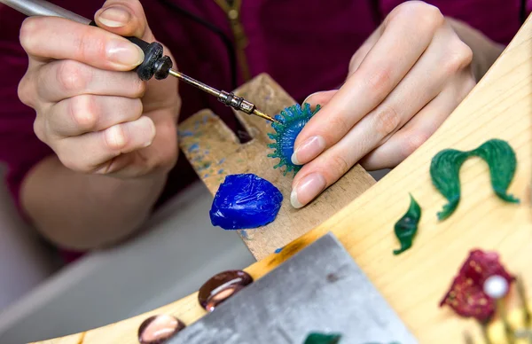 Bijoutier de travail des mains à l'atelier du bijoutier, travail manuel . — Photo