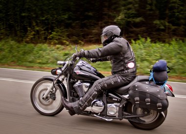Motorcu hızlı yaptığı motosiklet sürme. hız bulanıklık etkisi.