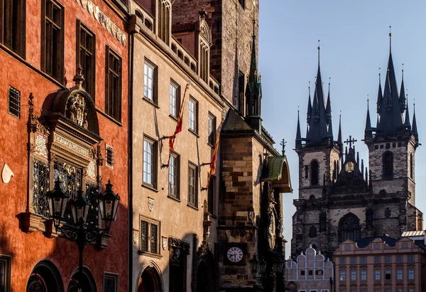 Prag, gamla rådhuset-torget och Vårfrukyrkan Tyn på morgonen. — Stockfoto