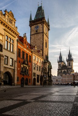 Prag, eski Belediye Binası Şehir Meydanı ve kilise Tyn sabah.
