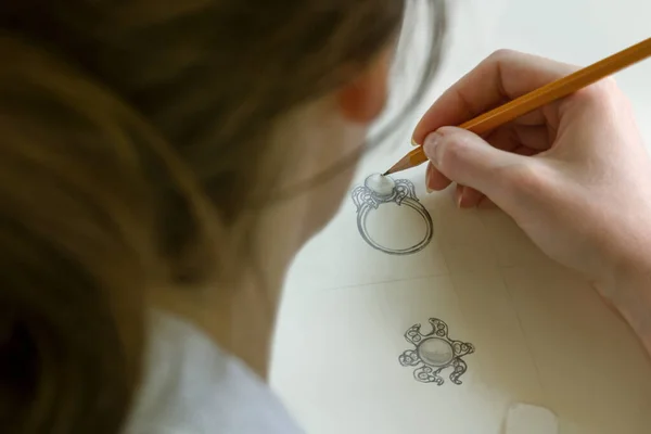 Mücevher Tasarımı Çizimi. Kağıda mücevher çiziyorum. Tasarım Stüdyosu. Yaratıcılık Fikirleri.