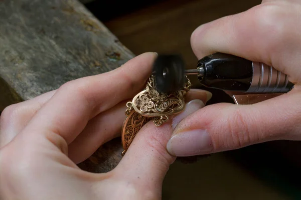 Profesyonel kuyumcu. Mücevher yapımı. Bir kuyumcunun elleri. El işi. Kapat..