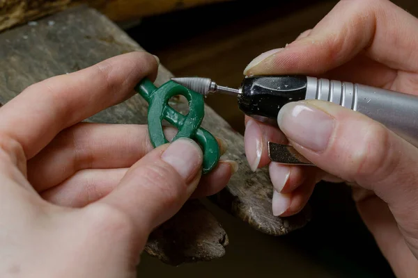 Profesyonel kuyumcu. Mücevher yapımı. Bir kuyumcunun elleri. El işi. Balmumuyla çalışıyorum. Kapat.. 