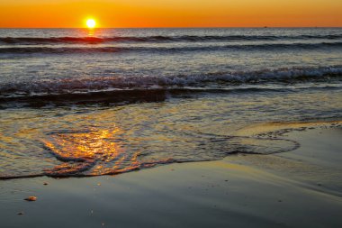 Gün batımında deniz manzarası. Akşam manzarası. Gün batımında güzel bir deniz manzarası. Açık hava aktiviteleri ve seyahat. Özgeçmiş kadar uygun. Doğal dokular. Metin ekle. Yakın plan. Grafik tasarımı.