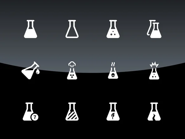 Iconos de matraz de laboratorio médico sobre fondo negro . — Vector de stock