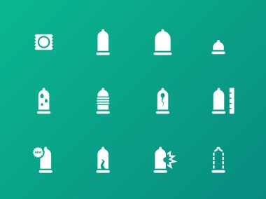 Güvenli seks. Yeşil zemin üzerine prezervatif simgeler.