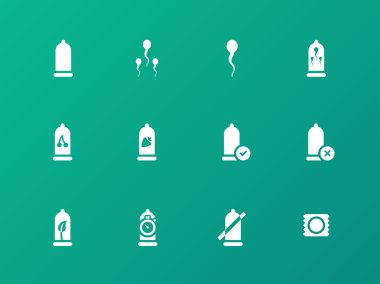 Adam prezervatif simgeler yeşil zemin üzerine.