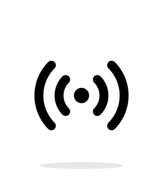 Beyaz arka planda radyo dalgaları simgesi.