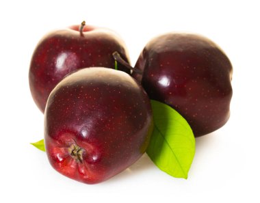 Beyaz izole arkaplanda kırmızı elmalar