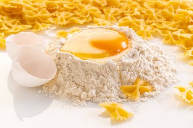 Kırık yumurta un ve makarna, farfalle yapmak için malzemeler.