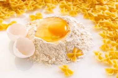 Kırık yumurta un ve makarna, farfalle yapmak için malzemeler.