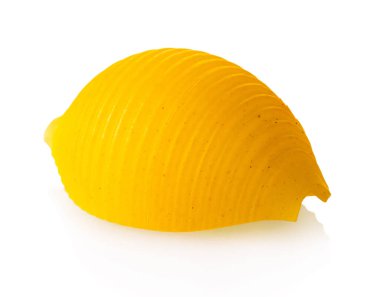 Beyaz izole zemin üzerinde kırpma yaması ile çiğ makarna konchiglie