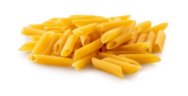 Beyaz izole arkaplanda kırpma yamasıyla çiğ makarna rigasyonu