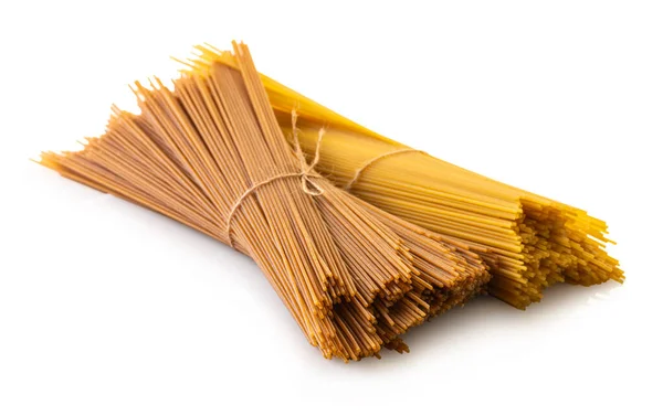 Rauwe Spaghetti Close Witte Geïsoleerde Achtergrond — Stockfoto