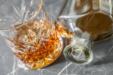 Alkollü içki, karanlık bir arka planda viski.