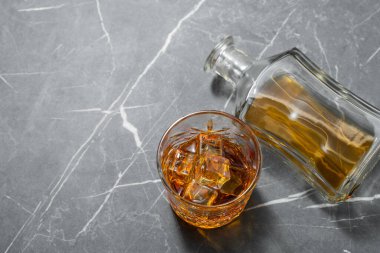 Alkollü içki, karanlık bir arka planda viski.