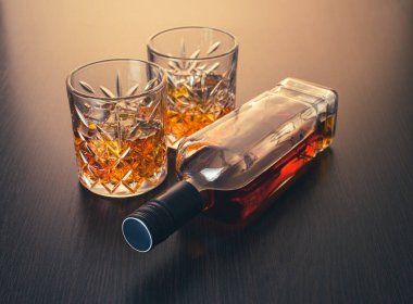 Alkollü içecek, kahverengi ahşap arka planda viski.