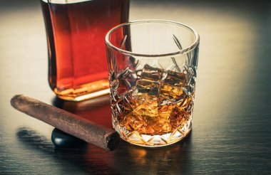 Alkollü içecek, viski ve puro kahverengi ahşap arka planda