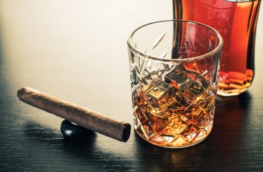 Alkollü içecek, viski ve puro kahverengi ahşap arka planda