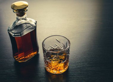 Alkollü içecek, kahverengi ahşap arka planda viski.