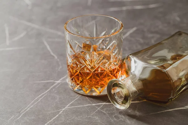 Alkollü içki, karanlık bir arka planda viski.