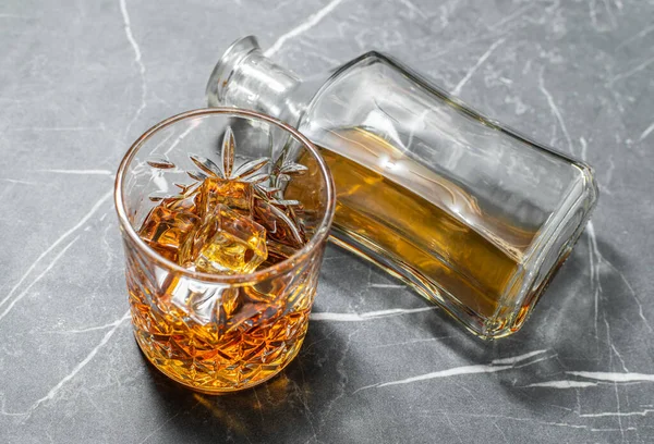 Alkollü içki, karanlık bir arka planda viski.