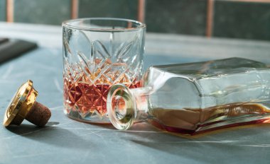 Alkollü içki, gri arka planda viski.