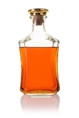 Alkollü içecek, beyaz arka planda bir şişe viski.