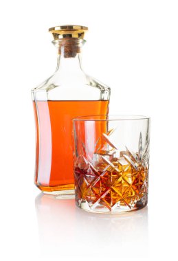Alkollü içecek, beyaz arka planda viski.