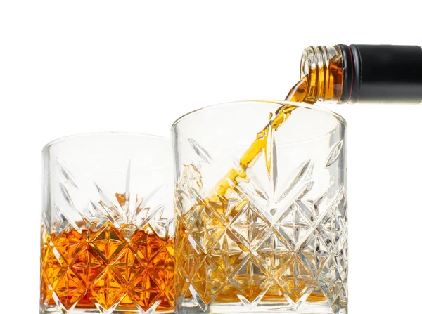Whisky Viene Versato Bicchiere Bottiglia Sfondo Bianco Isolato — Foto Stock