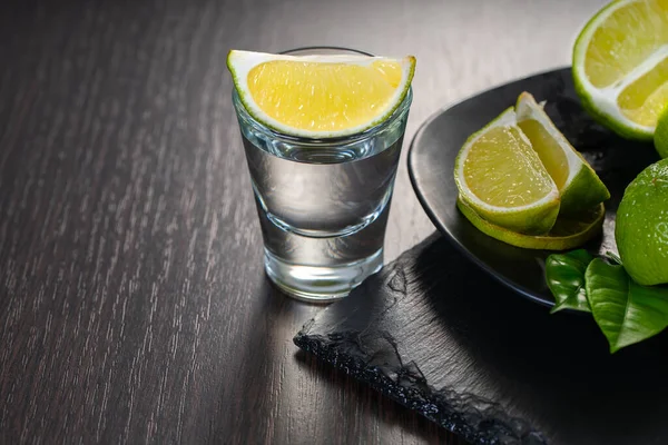 Alkoholhaltig Dryck Ett Glas Med Lime Mörk Trä Bakgrund — Stockfoto