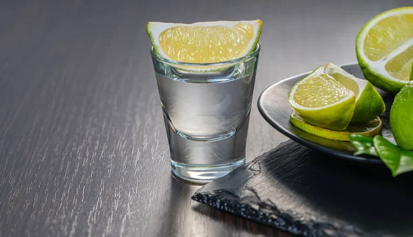 Alkoholhaltig Dryck Ett Glas Med Lime Mörk Trä Bakgrund — Stockfoto