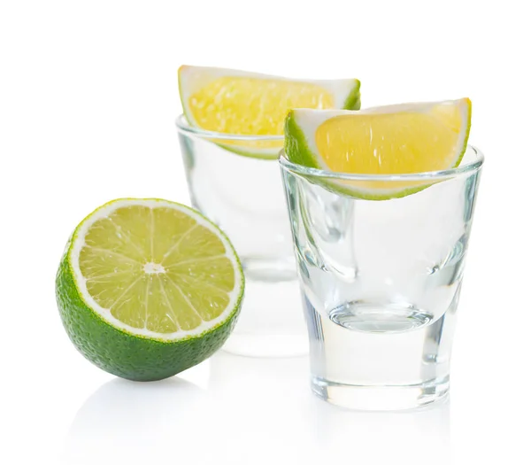 Alkoholisches Getränk Glas Mit Limette Auf Weißem Isolierten Hintergrund Stockbild