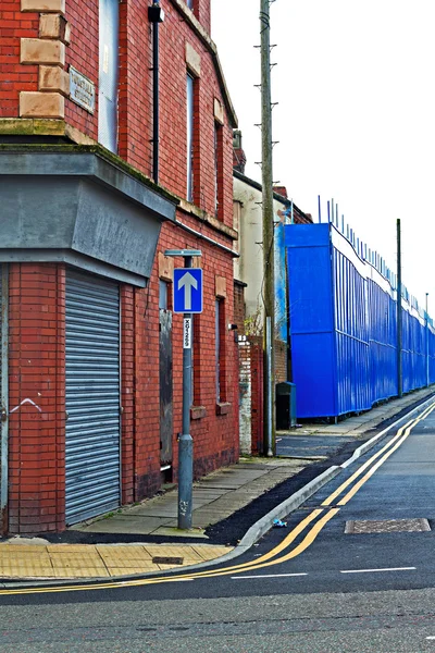 En gata av spångad upp förfallna hus väntar på förnyelse i Liverpool Uk — Stockfoto