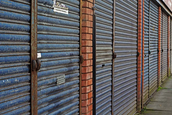 Een straat van braakliggende winkels worden verkocht door de Raad te worden opgeknapt — Stockfoto