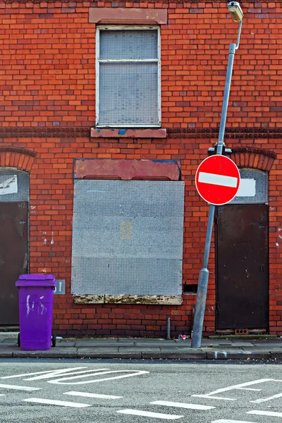 En gata av spångad upp förfallna hus väntar på förnyelse i Liverpool Uk — Stockfoto