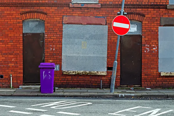 En gata av spångad upp förfallna hus väntar på förnyelse i Liverpool Uk — Stockfoto