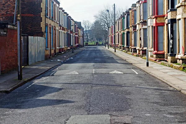 Uma rua de casas abandonadas pendentes aguardando regeneração em Liverpool, Reino Unido — Fotografia de Stock