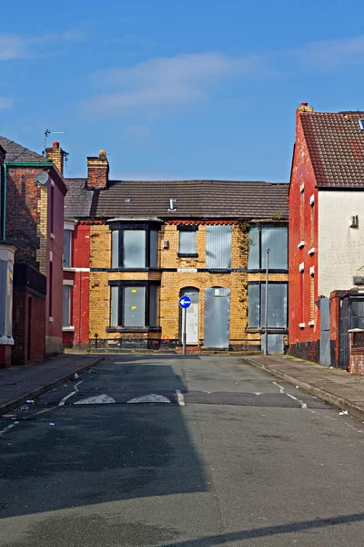 Вулиця з сіл на занедбані будинки очікує регенерації в Ліверпулі, Великобританія — стокове фото