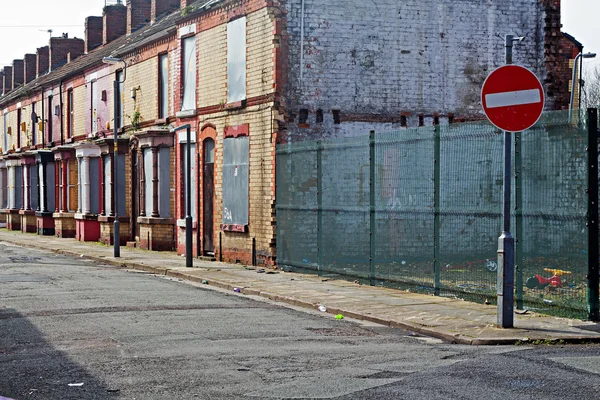 Uma rua de casas abandonadas pendentes aguardando regeneração em Liverpool, Reino Unido — Fotografia de Stock
