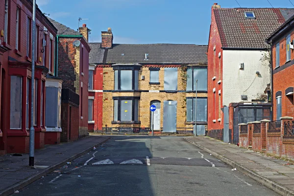 En gata av spångad upp förfallna hus väntar på förnyelse i Liverpool Uk — Stockfoto