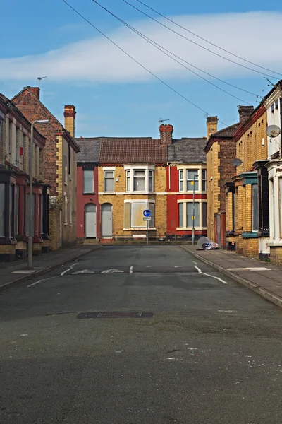 En gata av spångad upp förfallna hus väntar på förnyelse i Liverpool Uk — Stockfoto