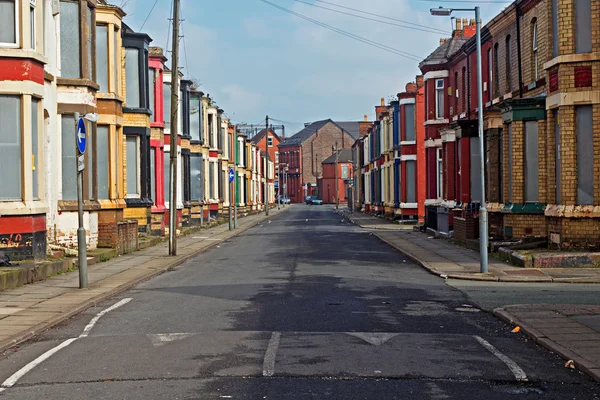 Uma rua de casas abandonadas pendentes aguardando regeneração em Liverpool, Reino Unido — Fotografia de Stock