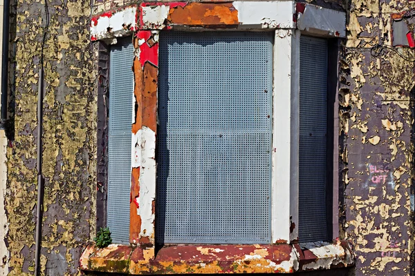 Eine straße voll verfallener häuser, die in leberpool auf wiederbelebung warten — Stockfoto