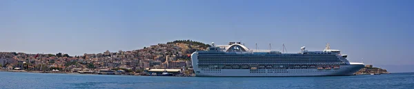 Kuşadası Türkiye 22 Temmuz 2015. Zümrüt Princess Princess Cruises filosunun parçası demirledi Kuşadası Türkiye'de — Stok fotoğraf