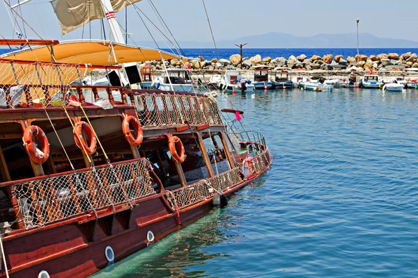 Barco de cruzeiro Gulet de madeira tradicional afunda enquanto no porto — Fotografia de Stock
