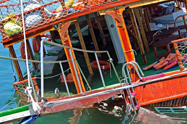 Goleta de madera tradicional barco de crucero se hunde mientras que en el puerto —  Fotos de Stock